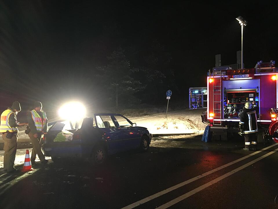 FIRST PICTURE zur News N8511 "Verkehrsunfall auf der B2 Person eingeklemmt. Zwischen Pleinfeld Süd und Nord"