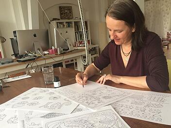 Mit Tusche und Feder hat Christine Rechl die 45 Motive gezeichnet. "Finde deine eigene Handschrift" lautet das Credo für ihr neuestes Buch. Foto: Christiane Lehmann
