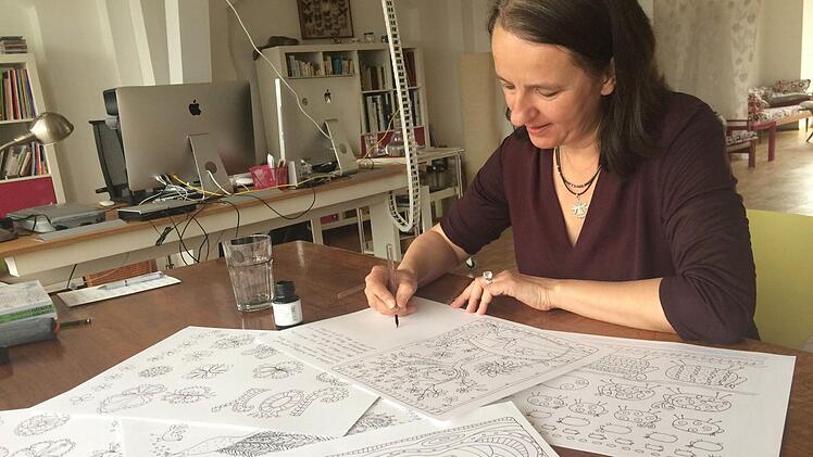 Mit Tusche und Feder hat Christine Rechl die 45 Motive gezeichnet. "Finde deine eigene Handschrift" lautet das Credo für ihr neuestes Buch. Foto: Christiane Lehmann