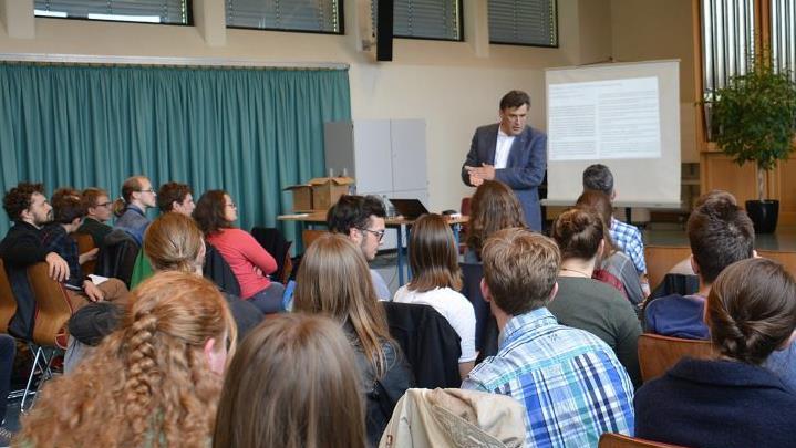 Im Orgelsaal der Berufsfachschule für Musik Bad Königshofen war Professor Kilian Moritz zu Gast. Sein Thema waren das Urheberrecht und die Künstlersozialkasse, oder knackiger formuliert: "Wie verdiene ich als Musiker mein Geld?"  Foto: Hanns Friedrich