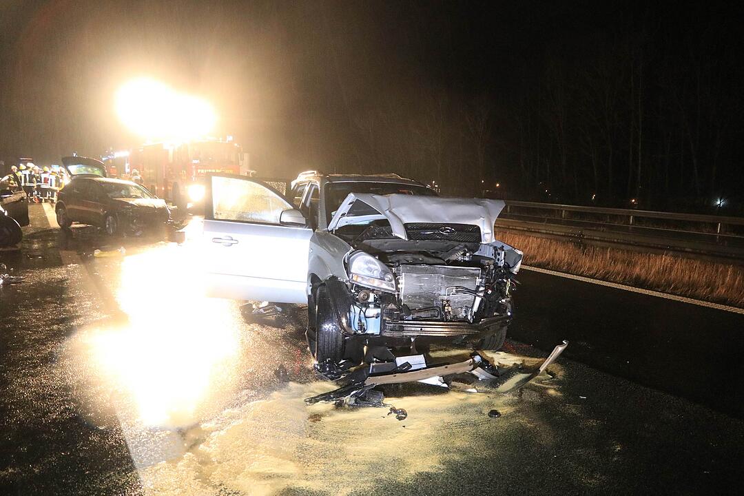 Drei Fahrzeuge krachen in Unfallstelle