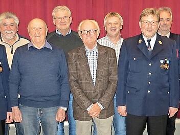Vorsitzender Lothar Lang, Ehrenkommandant Werner Bergmann (50 Jahre), Ehrenmitglied Hermann Ganglmayr (50 Jahre), Uwe Deuerling (Festbeirat), Ehrenmitglied Adolf Glas sen. (50 Jahre), Erich Eichhorn (Festbeirat), Ehrenvorsitzender Hans-Ulrich Bergmann (Festbeirat), Thomas Lang (Festbeirat) und 2. Vorsitzender Bodo Wolf (von links) Foto: Hans-Ulrich Bergmann