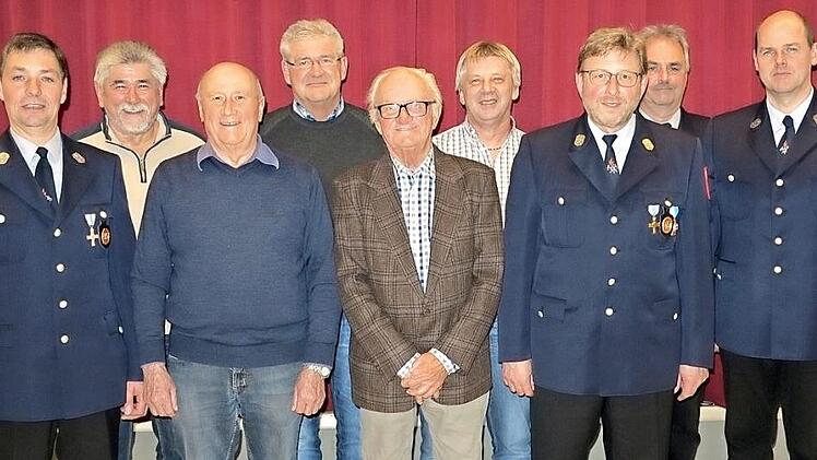 Vorsitzender Lothar Lang, Ehrenkommandant Werner Bergmann (50 Jahre), Ehrenmitglied Hermann Ganglmayr (50 Jahre), Uwe Deuerling (Festbeirat), Ehrenmitglied Adolf Glas sen. (50 Jahre), Erich Eichhorn (Festbeirat), Ehrenvorsitzender Hans-Ulrich Bergmann (Festbeirat), Thomas Lang (Festbeirat) und 2. Vorsitzender Bodo Wolf (von links) Foto: Hans-Ulrich Bergmann