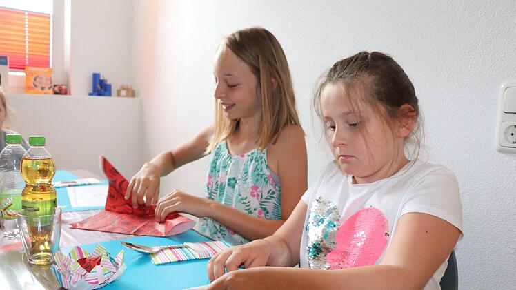 Emelie (links) und Melinda beim ServiettenfaltenFoto: Katrin Geyer