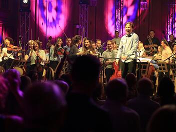 Donnerwetter! Am Ende hat es weder Publikum noch Musiker des Baltic Sea Philharmonic auf den Sitzen gehalten. Angetrieben von Dirigent Kristjan Järvi wurde das Konzert zur mitreisenden Feier. Borst