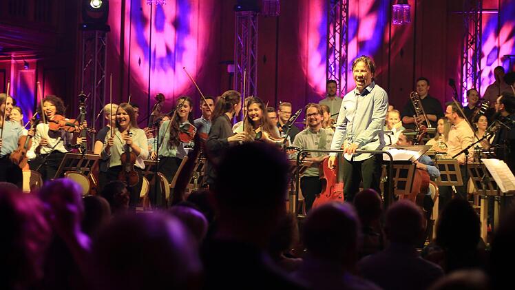 Donnerwetter! Am Ende hat es weder Publikum noch Musiker des Baltic Sea Philharmonic auf den Sitzen gehalten. Angetrieben von Dirigent Kristjan Järvi wurde das Konzert zur mitreisenden Feier. Borst