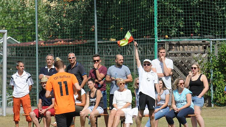 Auf Ballhöhe ist der Linienrichter des TSV Wollbach II.ssp