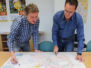 Manfred Rupp und Jonas Hüsam grübeln über dem Verkehrsnetz des VGN. Foto: Barbara Herbst