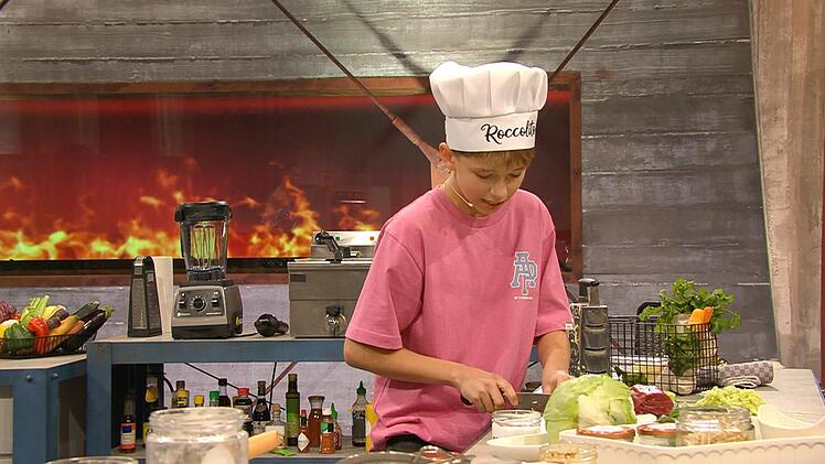 Rocco wollte rasieren und hielt Wort. Er schlug Henssler in der ersten K&uuml;chen-Competition und dann auch 18:17 in der Vorspeise.