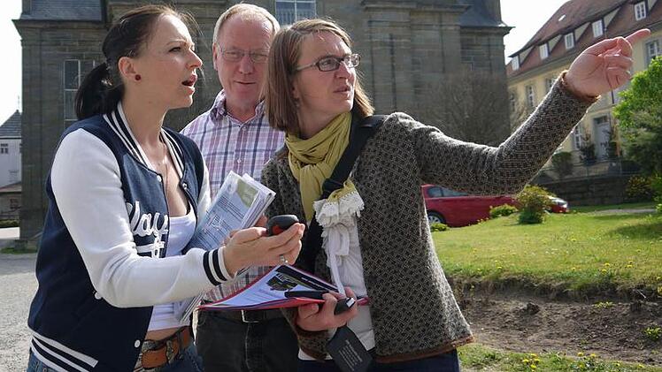 Tanja Katharina Sippel, Bürgermeister Werner Thomas und Christin Kellner beim letzten Check des Lahmer "Caches".