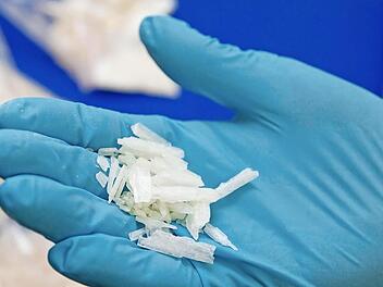 Die Droge "Metamphetamin" wird wegen ihres Aussehens auch "Crystal", auf deutsch übersetzt "Kristall", genannt. Foto: Archiv/dpa