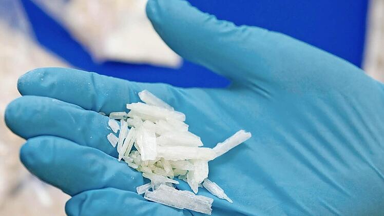 Die Droge "Metamphetamin" wird wegen ihres Aussehens auch "Crystal", auf deutsch übersetzt "Kristall", genannt. Foto: Archiv/dpa