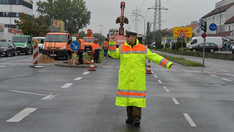Da muss ein neuer her: Der alte kombinierte Ampel- und Laternenmast am Berliner Ring in Bamberg wurde umgefahren. Foto: Ronald Rinklef