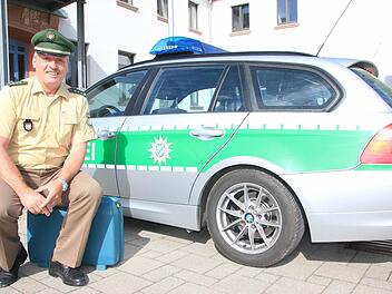 Elmar Hofmann sitzt gewissermaßen schon auf gepackten Koffern. Der stellvertretende Leiter der Polizeiinspektion Bad Kissingen gehört zu den 800 unterfränkischen Polizeibeamten, die beim G7-Gipfel in Schloss Elmau für einen reibungslosen Ablauf und die Sicherheit aller sorgen sollen. Foto: Heike Beudert