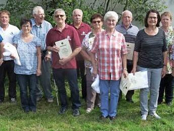V.&nbsp;r. Auguste Schwarz, Iris Deuerling, Heidi Adler, Hans Deuerling, Gerda K&uuml;rschner, Hannelore Deuerling, Bernhard Stumpf, Armin Vogel, Gerhard Hagen und Irene Vogel wurden von Obmann Michael Wolf und stellvertretendem Hauptvereinsvorstand Josef Daum f&uuml;r langj&auml;hrige Treue und Verdienste im FWV geehrt.  Foto: Norbert Neugebauer