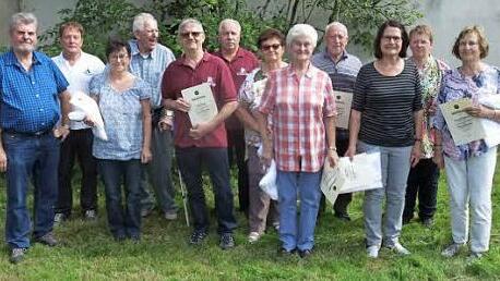 V.&nbsp;r. Auguste Schwarz, Iris Deuerling, Heidi Adler, Hans Deuerling, Gerda K&uuml;rschner, Hannelore Deuerling, Bernhard Stumpf, Armin Vogel, Gerhard Hagen und Irene Vogel wurden von Obmann Michael Wolf und stellvertretendem Hauptvereinsvorstand Josef Daum f&uuml;r langj&auml;hrige Treue und Verdienste im FWV geehrt.  Foto: Norbert Neugebauer