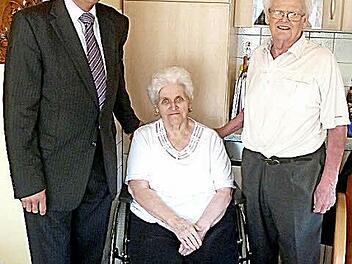 Anni und Leonhard Hofmann haben sich als Arbeitskollegen kennengelernt. Nun sind sie seit 60 Jahren verheiratet. Zweiter B&uuml;rgermeister Hans-Dieter Russ gratulierte.  Foto: privat