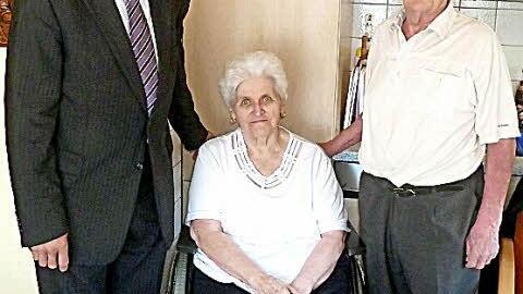 Anni und Leonhard Hofmann haben sich als Arbeitskollegen kennengelernt. Nun sind sie seit 60 Jahren verheiratet. Zweiter B&uuml;rgermeister Hans-Dieter Russ gratulierte.  Foto: privat