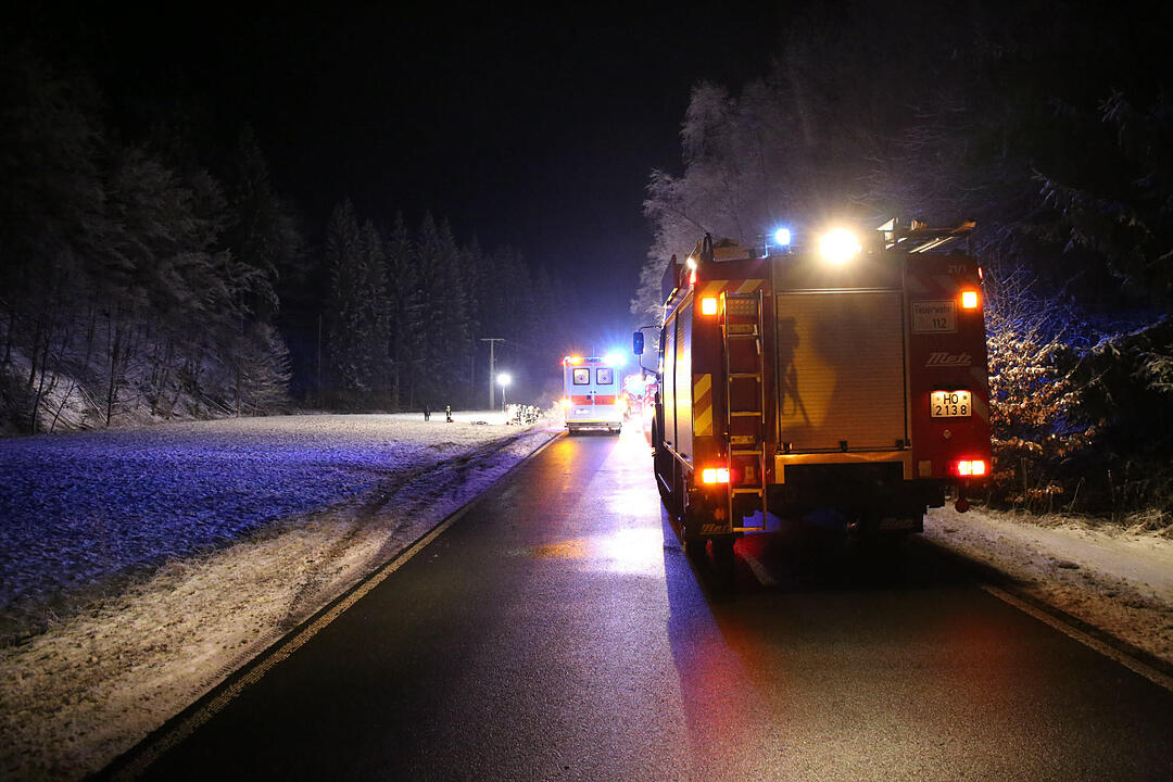 Pkw überschlägt sich im Kreis Hof - 5 Verletzte