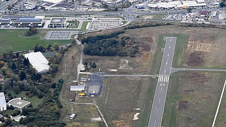 Die Zaunanlage wird den gesamten Bamberger Flugplatz umschließen und die große Freifläche gegenüber der Stadt, sowie den Stadtteilen Gartenstadt (links) und Kramers-feld (rechts) abschirmen. Links oben: das neue Brose-Verwaltungszentrum   Foto: Ronald Rinklef