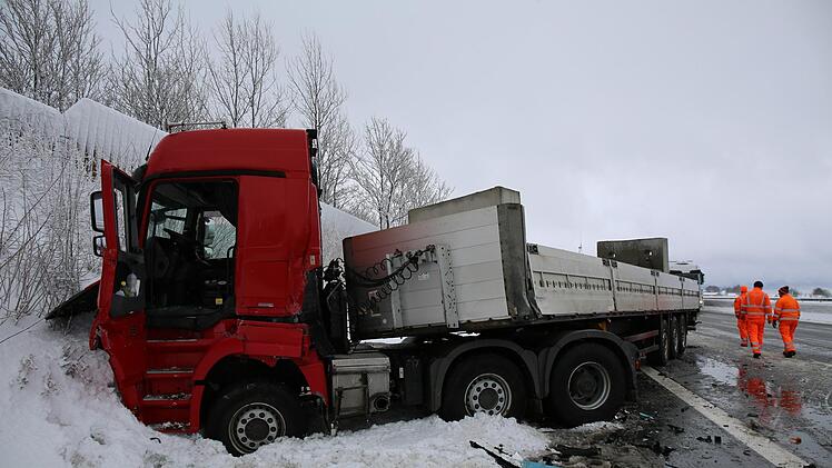 Zwei Lastwagen sind auf der A9 in Oberfranken auf schneebedeckter Fahrbahn ineinander gerutscht. Foto: NEWS5 / Fricke
