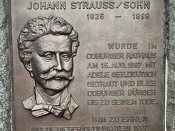 Ein Gedenkstein im Rosengarten erinnert daran, das der Walzkönig seit 1887 Coburger Bürger war. Bei den Johann-Strauss-Musiktagen konzertieren in diesem Jahr das Philharmonische Blechbläserquintett Coburg, das Alt-Wiener Strauss-Ensemble und das Bamberger Streichquartett.Foto: Archiv/Jochen Berger