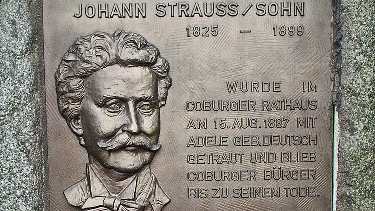 Ein Gedenkstein im Rosengarten erinnert daran, das der Walzkönig seit 1887 Coburger Bürger war. Bei den Johann-Strauss-Musiktagen konzertieren in diesem Jahr das Philharmonische Blechbläserquintett Coburg, das Alt-Wiener Strauss-Ensemble und das Bamberger Streichquartett.Foto: Archiv/Jochen Berger