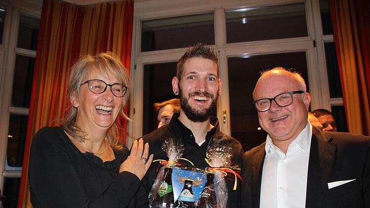 Steffen Szabo (Mitte) freute sich mit Barbara und Bernd Glauben über einen gelungenen Abend.Oliver Schmidt