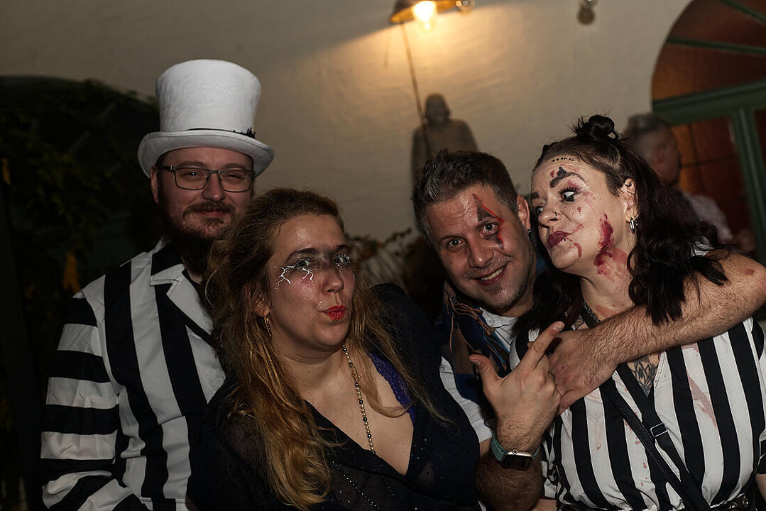 ME & MY (ZOMBIE) GIRLS HALLOWEEN