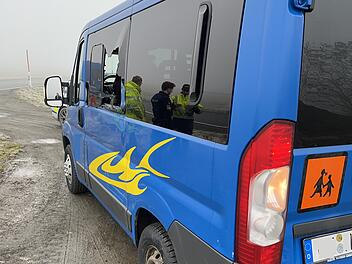 Kreis Kulmbach: Unbekannter kracht gegen Schulbus - und f&auml;hrt einfach davon