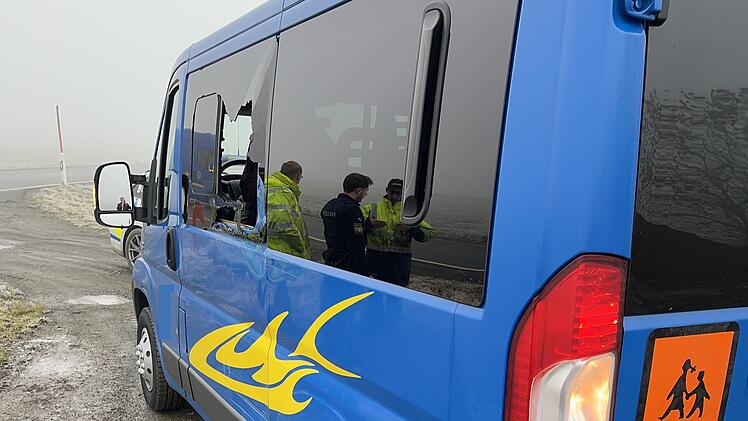 Kreis Kulmbach: Unbekannter kracht gegen Schulbus - und f&auml;hrt einfach davon