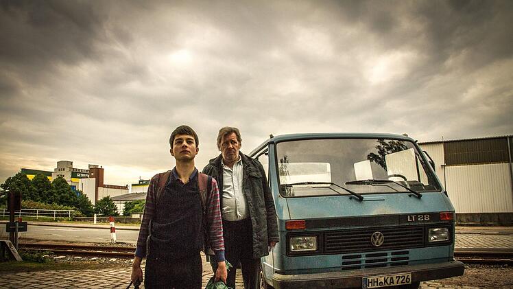 Unter d&uuml;steren Himmeln: Harald (Jan Fedder, rechts) nimmt den traumatisierten Arne (Max Hegewald) in seiner Familie auf.