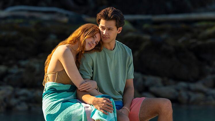 Nostalgie, Kitsch und eine gro&szlig;e Prise Romantik verspricht die Prime-Video-Serie "Every Year After". Sie zeigt die H&ouml;hen und Tiefen, die wegweisenden Entscheidungen und verpassten Chancen im romantischen Auf und Ab zwischen Percy (Sadie Soverall) und Sam (Matt Cornett). Insgesamt deckt die Serie sechs Jahre ab - darunter eine entscheidende Woche.