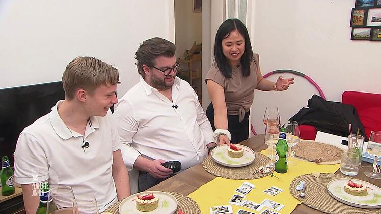 Noah (links) und Gregor freuen sich &uuml;ber Minhs Matchakuchen zum Dessert.