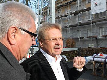 Wolfgang Beiergrößlein (rechts) und Peter Groner von der ZBI besichtigten gestern einige Objekte, die gerade saniert werden. Fotos: Alexander Löffler