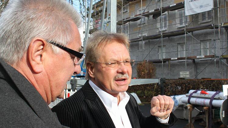 Wolfgang Beiergrößlein (rechts) und Peter Groner von der ZBI besichtigten gestern einige Objekte, die gerade saniert werden. Fotos: Alexander Löffler