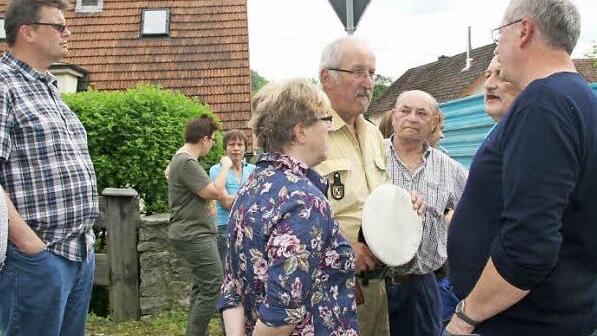 Die Umgehungs-Aktivisten aus Kauerndorf diskutierten am Straßenrand mit der Polizei.