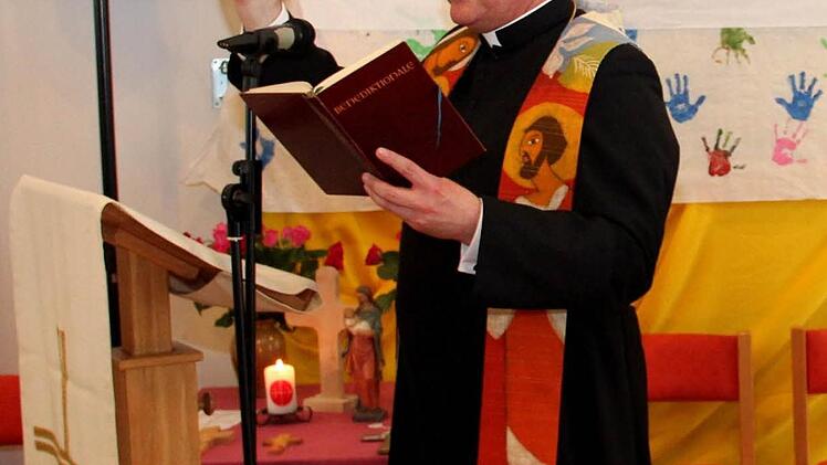 Dekan Kilian Kemmer segnet alle Kinder und Gäste.