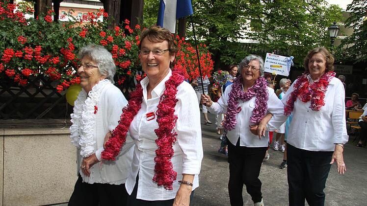 Die Strickdamen des Strickclubs "Zwei rechts, zwei links" sind immer gut drauf - sie wurden zur zweitbesten Gruppe gekürt.