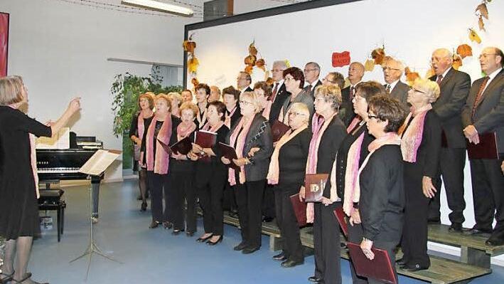 Renate Palder leitet seit elf Jahren den Gesangverein Himmelkron. Beim Herbstkonzert wurde schnell klar: Klangreinheit und eine gelungene Intonation sind kein Zufall, sondern das Produkt langer und intensiver Probenarbeit. Fotos: Sonja Adam