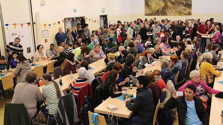 Der Saal im Pfarrzentrum ist gut gefüllt.