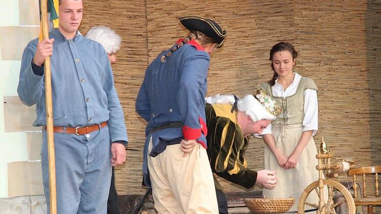 Aufführung des Märchens "Rumpelstilzchen" auf der Freilichtbühne im Schrimpf'schen Schloss  Foto: Dieter Britz