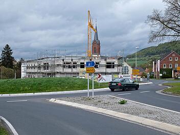 Die Verkehrsinsel des Kreisels B 287 bei Euerdorf bleibt aus haftungstechnischen Gründen unbepflanzt.  Foto: Gerd Schaar