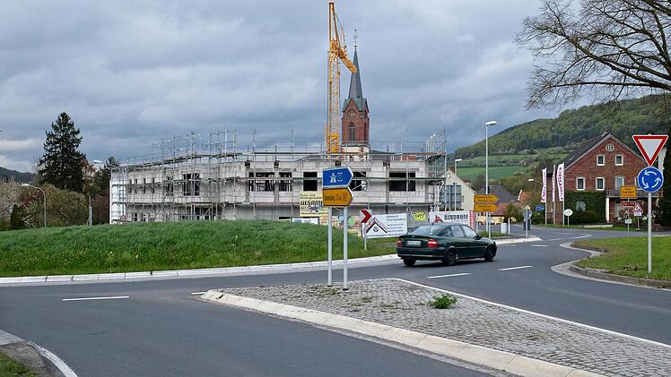 Die Verkehrsinsel des Kreisels B 287 bei Euerdorf bleibt aus haftungstechnischen Gründen unbepflanzt.  Foto: Gerd Schaar