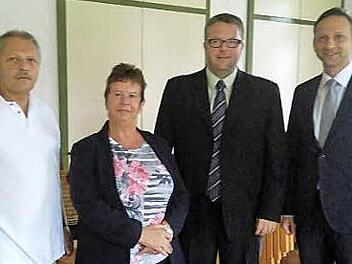 Barbara Lotter mit Bürgermeister Robert Bosch und dem stellvertretenden VdK-Kreisvorsitzenden Marc Benker (von rechts) sowie Vorsitzendem Peter Hacker  Foto: privat