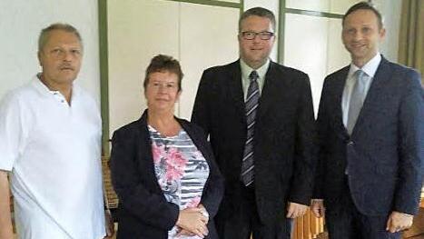 Barbara Lotter mit Bürgermeister Robert Bosch und dem stellvertretenden VdK-Kreisvorsitzenden Marc Benker (von rechts) sowie Vorsitzendem Peter Hacker  Foto: privat