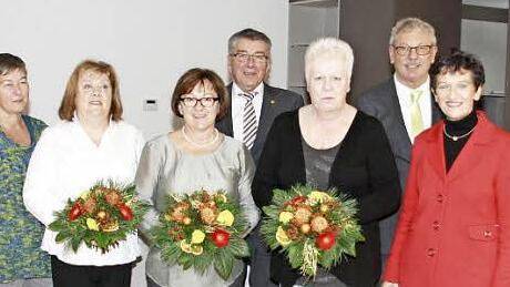 Unser Bild von der Verabschiedung in den Ruhestand zeigt (von links) Kreisgeschäftsführer Peter Konrad, Betriebsratsvorsitzende Regina Schwitz, Adelheid Söllner, Christine Simon-Fröhlich, Oskar Schmidt, Monika Hartung, Hartmut Rochholz, Elisabeth Weith und Awo-Kreisvorsitzende Inge Aures.