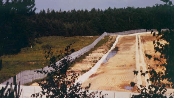 Eiserner Vorhang zwischen DDR und BRD Mitte der 1980er Jahre: Hier die Grenzanlage zwischen Albertshausen und Hellingen. Foto: Archiv Reinhold Albert