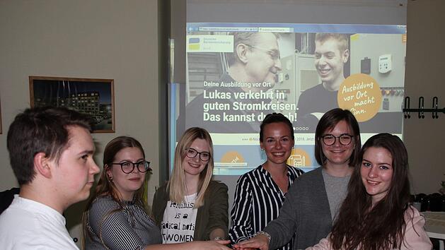 Symbolisch dr&uuml;ckten einige Auszubildende vom Standort Bad Kissingen einen Buzzer zum Kampagnenstart.Johannes Schlereth