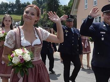 Die Festdamen umrahmten den Vorsitzenden Dirk Kreul (rechts) und Kommandant Dirk Raupach.